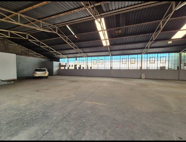 1,000M² WAREHOUSE FOR SALE IN KNIGHTS
